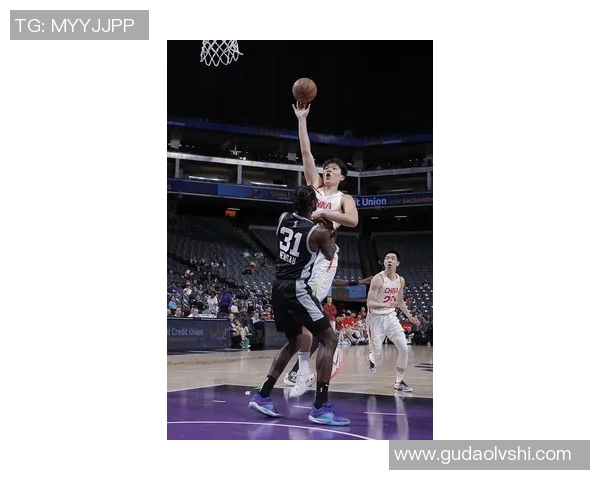 中国男篮新秀在NBA夏联大放异彩，媒体盛赞“未来之星”